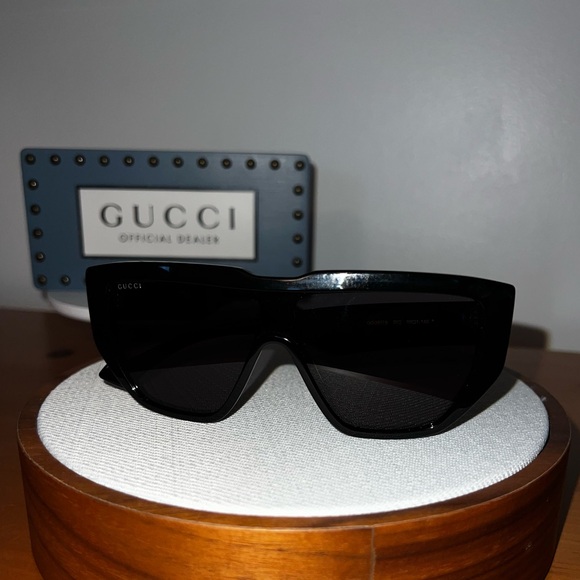 Gucci Sleek Black Designer Sunglasses - Picture 1 of 2